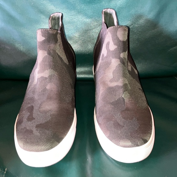 Steve Madden Shoes - Steve Madden high-top Camo sneakers size 9